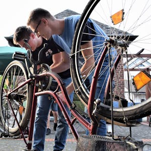 Leonard Waterkamp (r.) und Hagen Kreidel (l.) brachten im Repair-Café Fahrräder auf Vordermann.