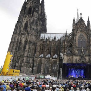 Beeindruckende Kulisse: 7800 Menschen sahen von Donnerstag bis Samstag die Konzerte auf dem Roncalliplatz – und genossen auch die Aussicht auf den Dom.