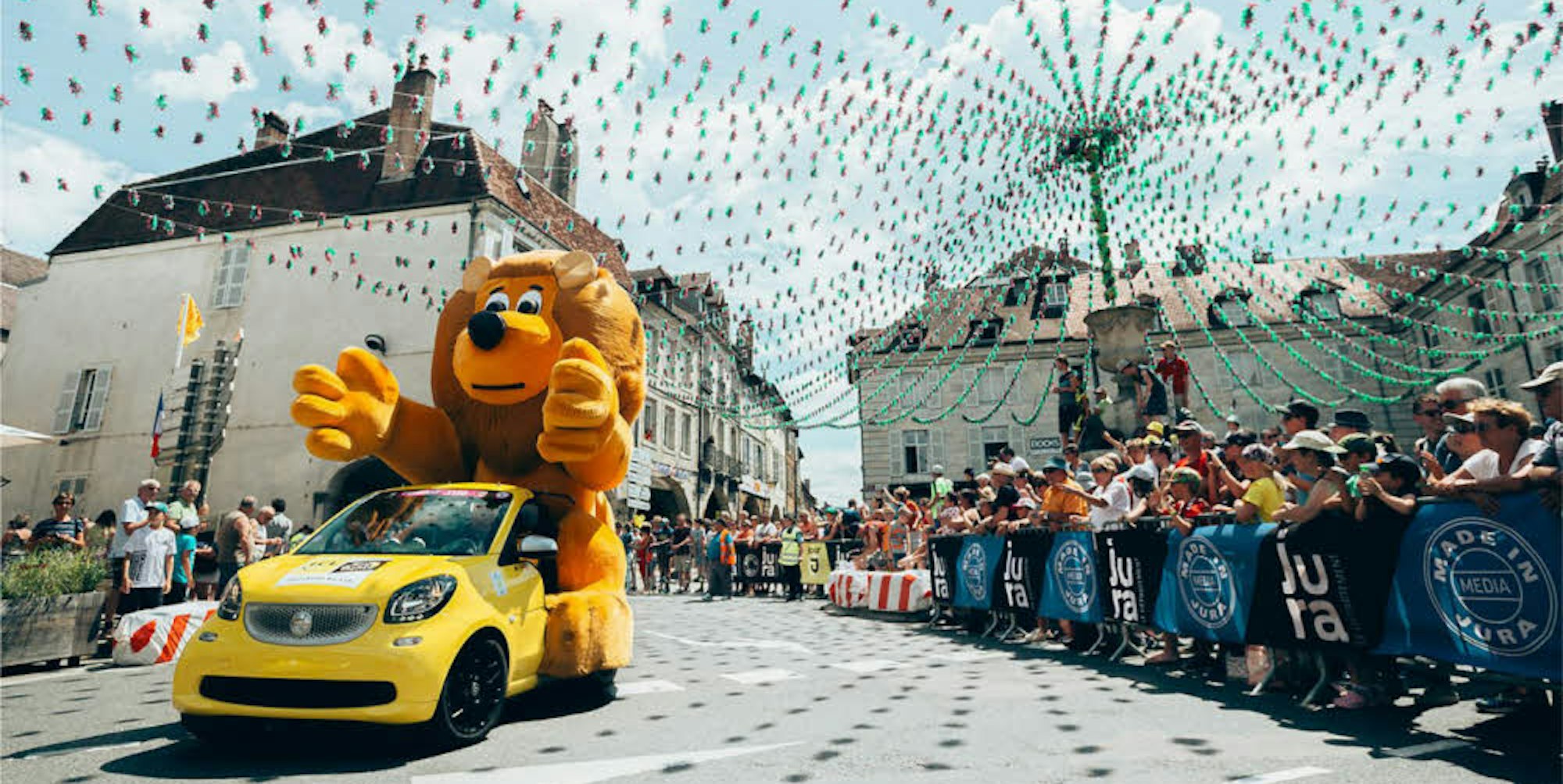 Dem Fahrerfeld der Tour de France eilt über den gesamten Parcours eine Werbekarawane voraus.