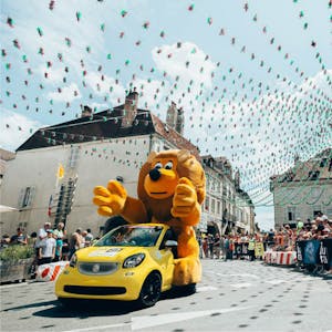 Dem Fahrerfeld der Tour de France eilt über den gesamten Parcours eine Werbekarawane voraus.