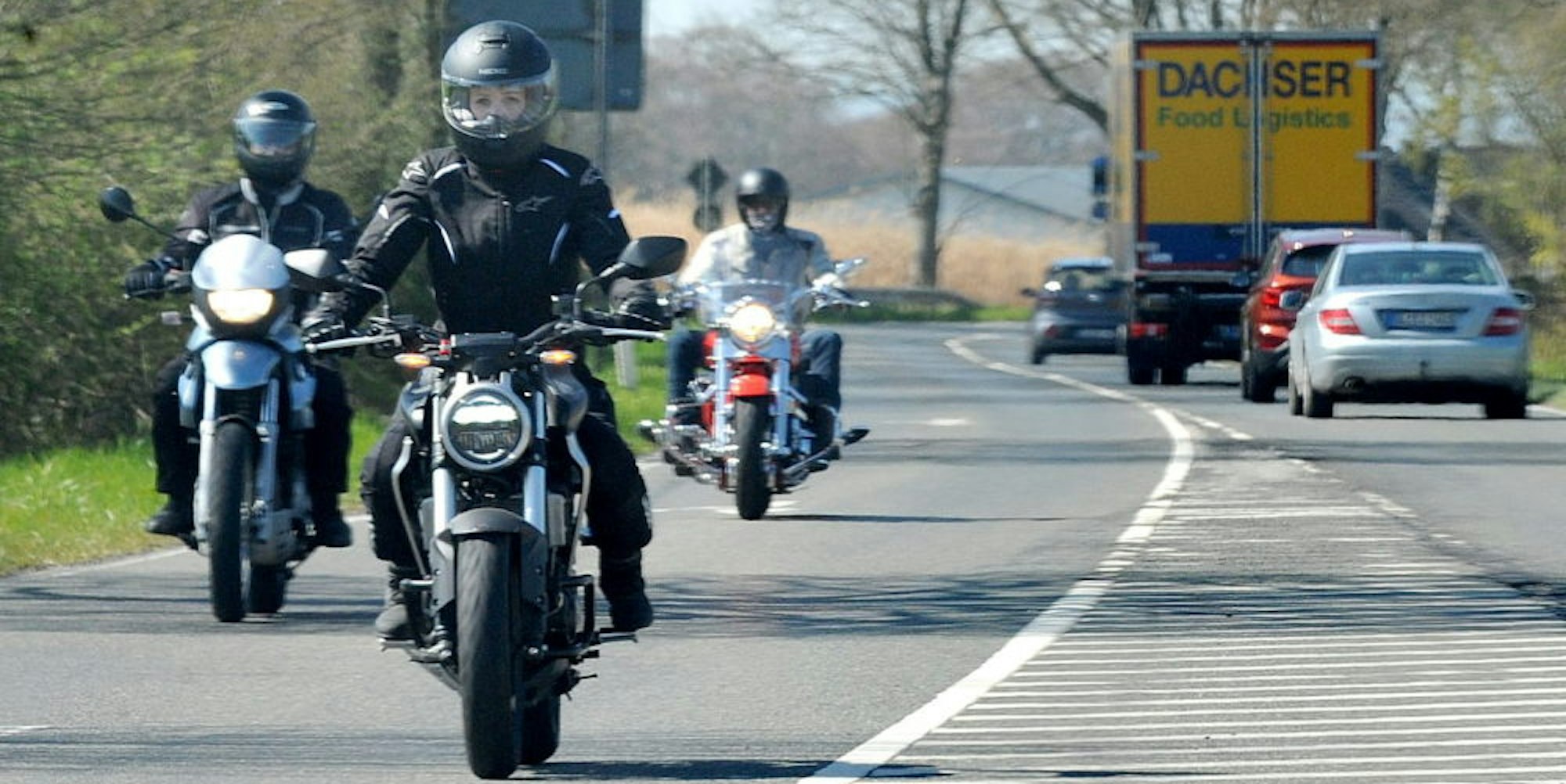 Gruppen sind selten unterwegs, Treffpunkte geschlossen. Auch die Polizei sieht Motorradfahrer vor allem solo oder zu zweit.
