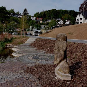 Die Skulptur steht seit Jahrzehnten am Ufer des Weihers, war aber bisher von Gebüsch verdeckt. Unter anderem für die Beseitigung des Grüns muss die Gemeinde mehr Geld als geplant aufwenden.