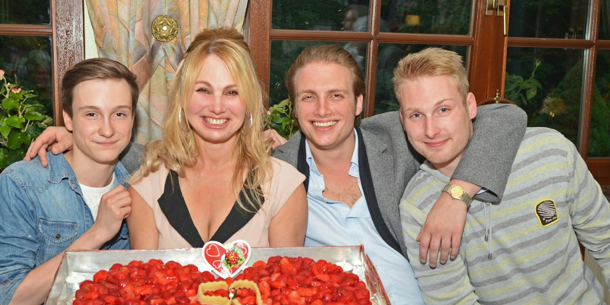 Christine Zierl jetzt im Kreise ihrer Söhne bei ihrer Geburtstagsfete.