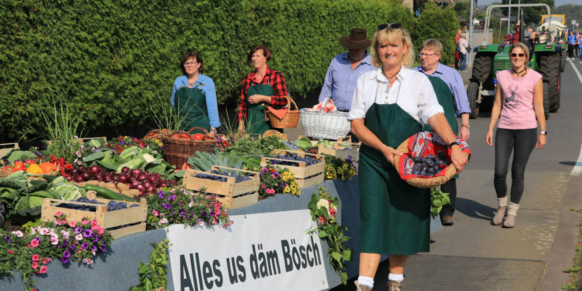 Viele Landwirte und Vereine beteiligten sich am Umzug durch Stommelerbusch. An die Zuschauer verteilt wurden Obst und Gemüse.