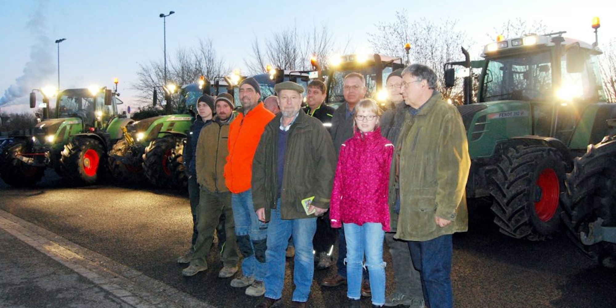 Protest in der Abenddämmerung: Die Landwirte versammelten sich unter anderem auf dem Parkplatz am Erftstadion in Euskirchen.