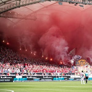 Pyrotechnik der FC-Fans beim Spiel in Stuttgart.