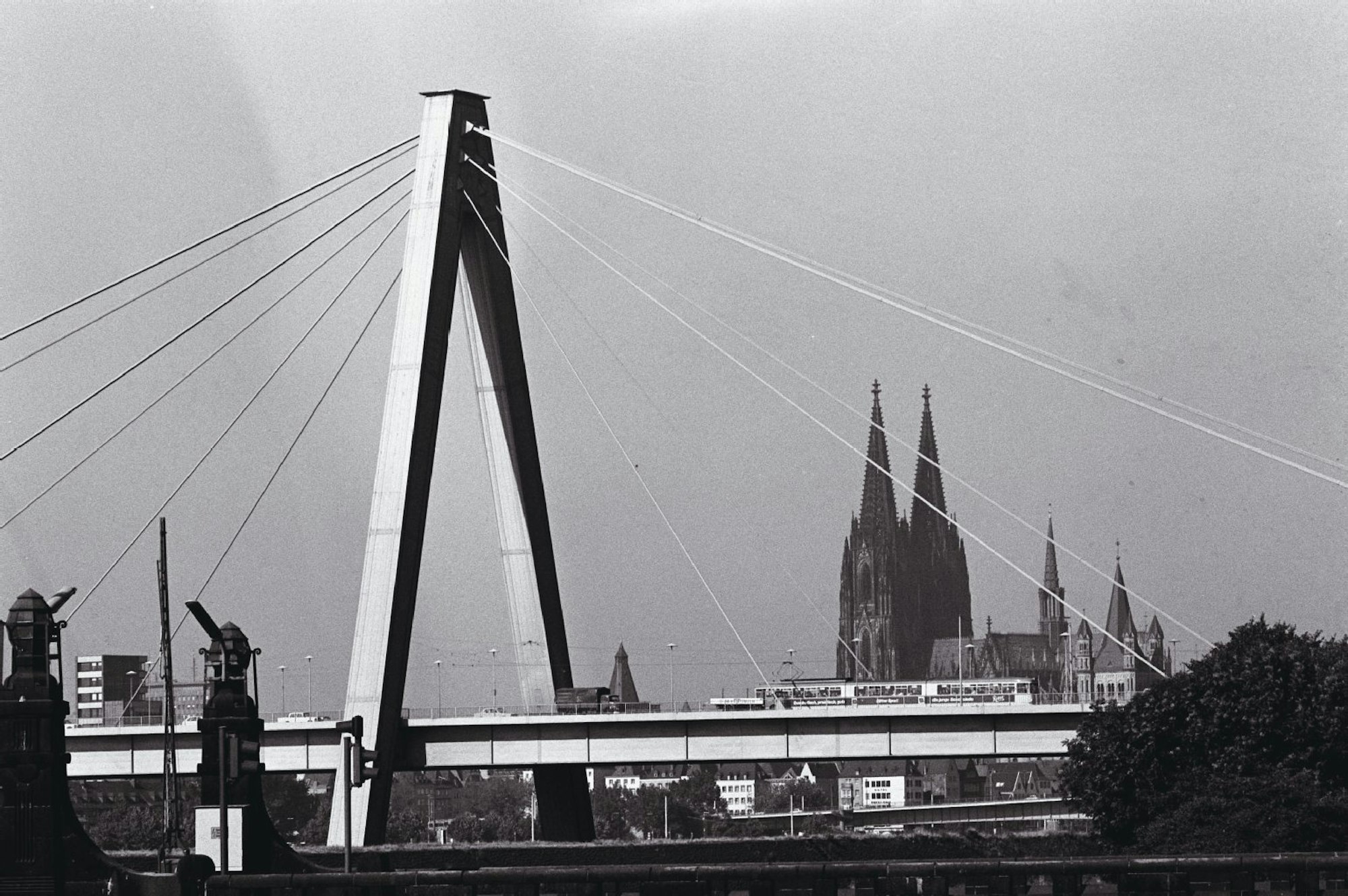 Blick auf die Severinsbrücke und den Dom im September 1972.