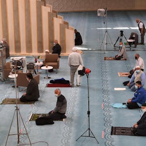 Die Gebetsteppiche mussten schon 2020 wegen der Corona-Pandemie in der Kölner Ditib-Moschee mit Abstand ausgelegt werden.