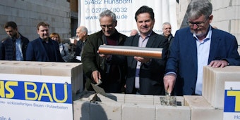 Andreas Zurek, Bürgermeister Ulrich Stücker und Bauausschussvorsitzender Werner Nohl mauerten die Kapsel ein.