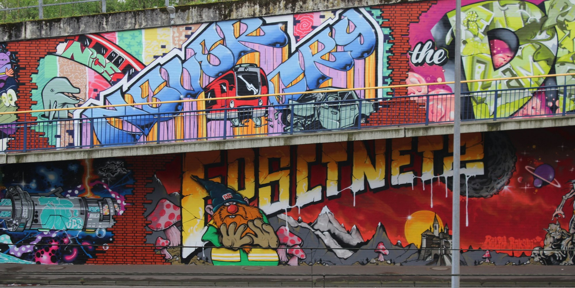 Die neue „Hall of Fame“ für Graffiti-Sprayer entlang des Mauenheimer Gürtels, an der Haltestelle Geldernstraße