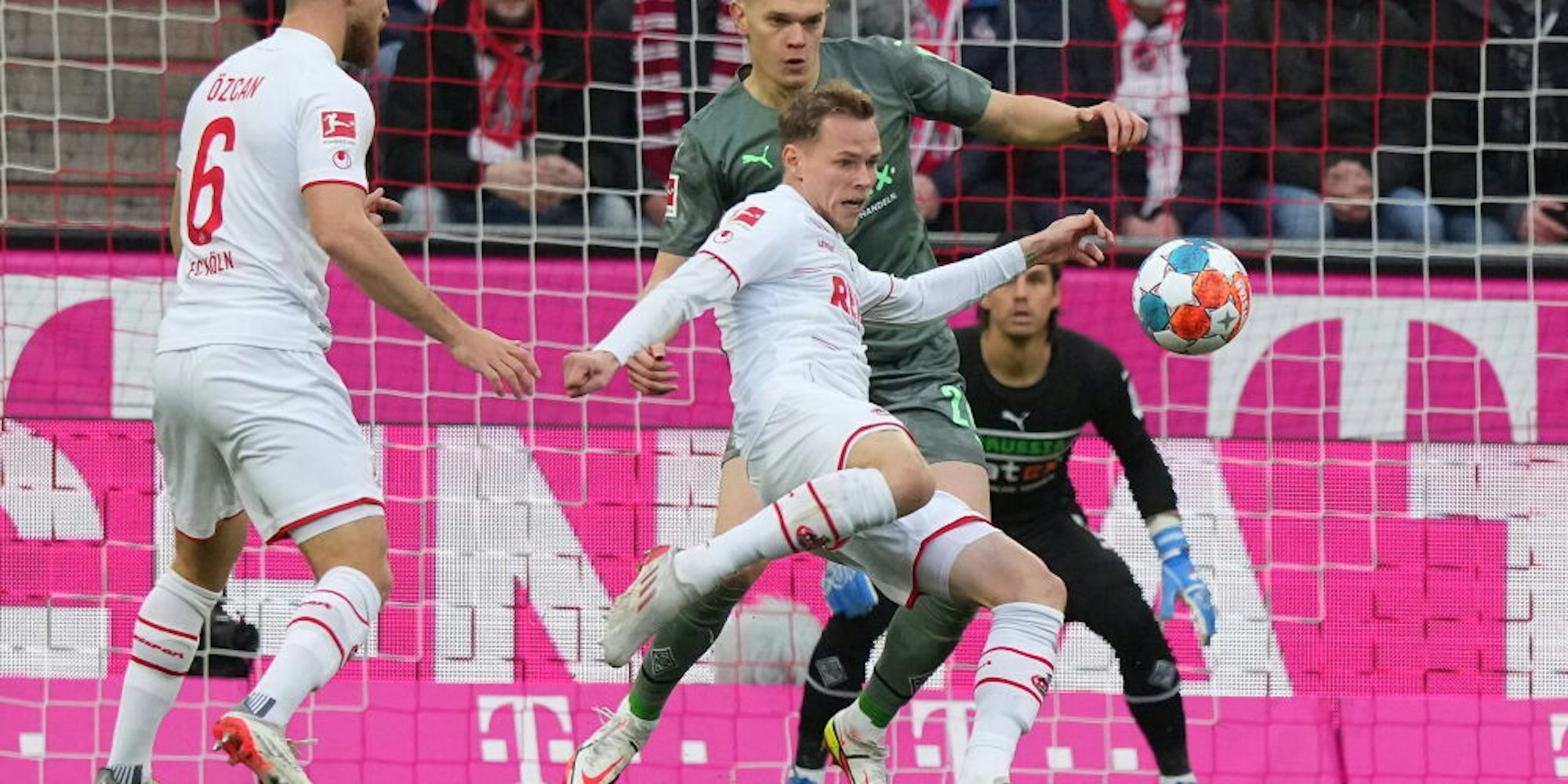 Der slowakische Nationalspieler Ondrej Duda (r., weißes Trikot) bei einer seiner Torchancen im Derby des 1. FC Köln gegen Borussia Mönchengladbach.
