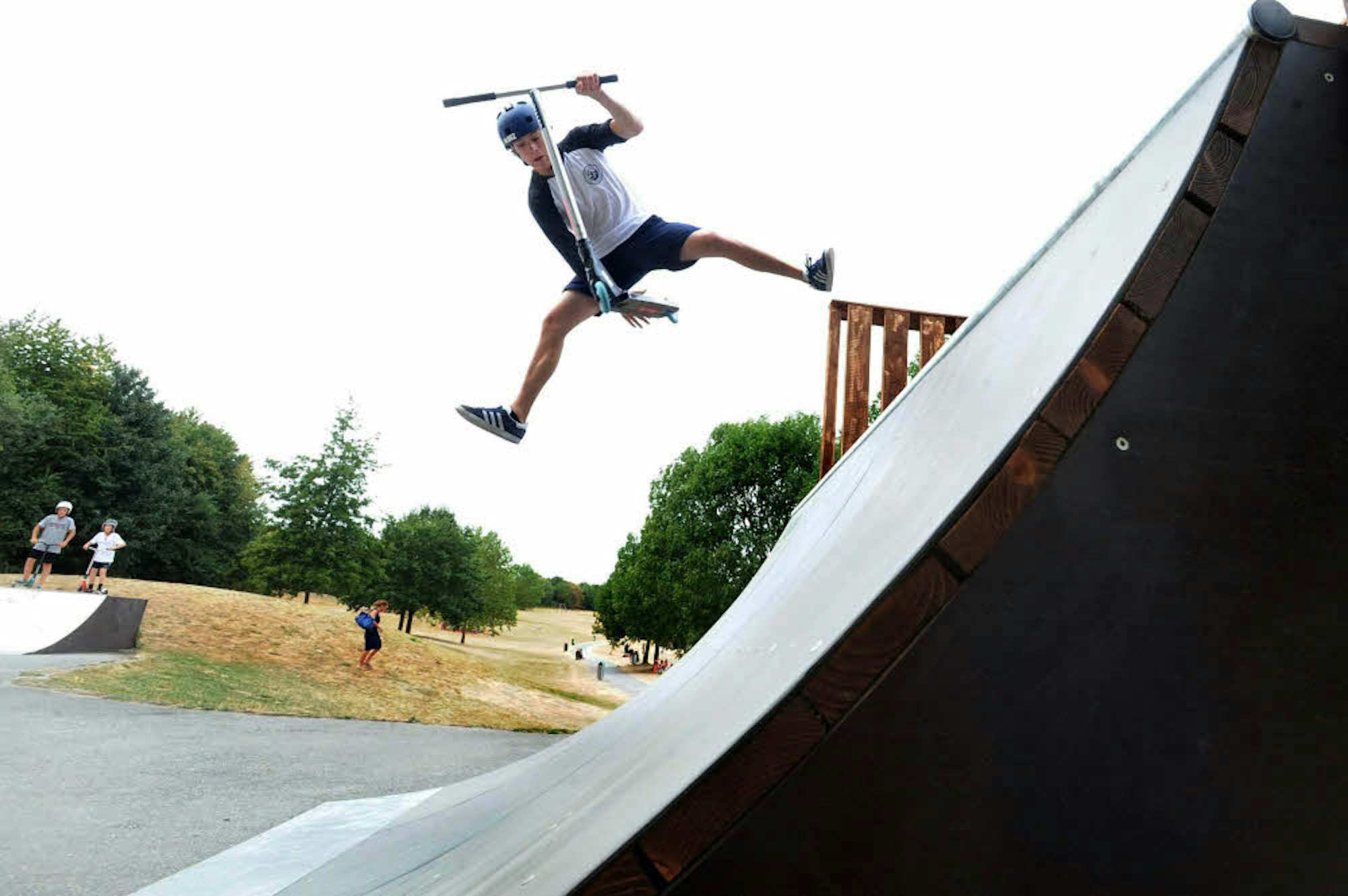 Im Skatepark am Hitdorfer See können Fahrer Tricks machen.