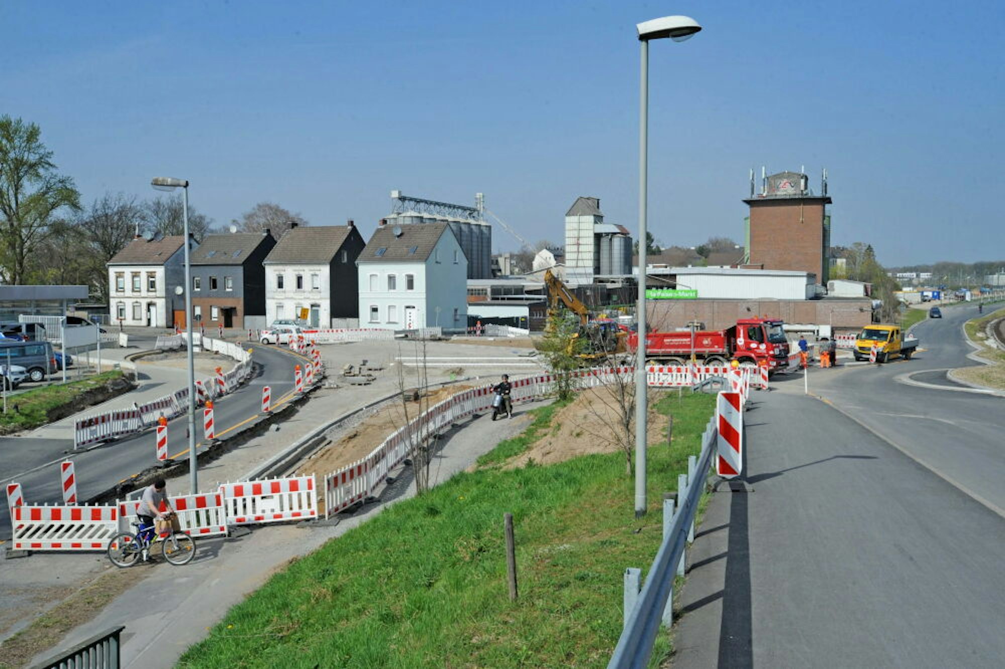 Der Kreisverkehr zum Anschluss der Europa Allee (r.) an die Robert-Blum-Straße soll nächsten Monat fertig werden.