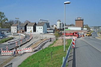 Der Kreisverkehr zum Anschluss der Europa Allee (r.) an die Robert-Blum-Straße soll nächsten Monat fertig werden.