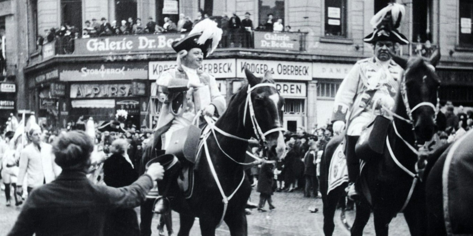 Thomas Liessem zu Pferde im Zoch von 1936. Der Kölner Karnevalsfunktionär marschierte im Gleichschritt mit den Nationalsozialisten.