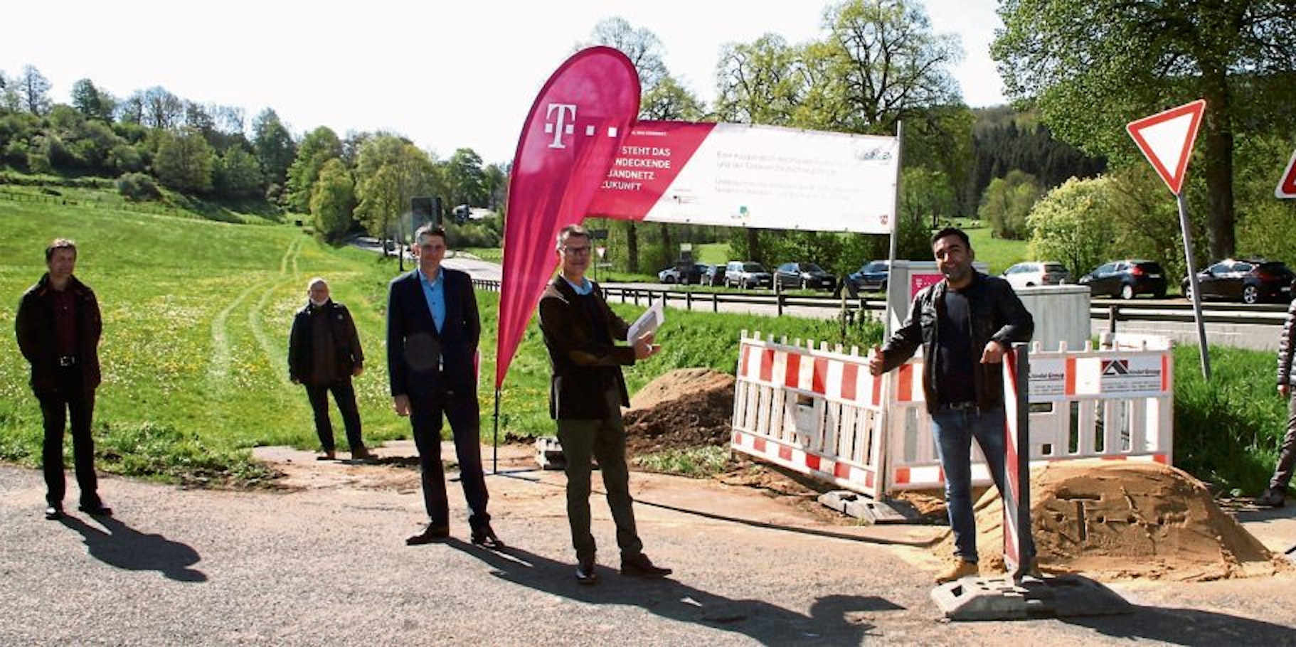 Bürgermeister Jan Lembach (Mitte), Vertreter der Telekom, des Bauunternehmens sowie der Kreisverwaltung waren zum Startschuss gekommen.