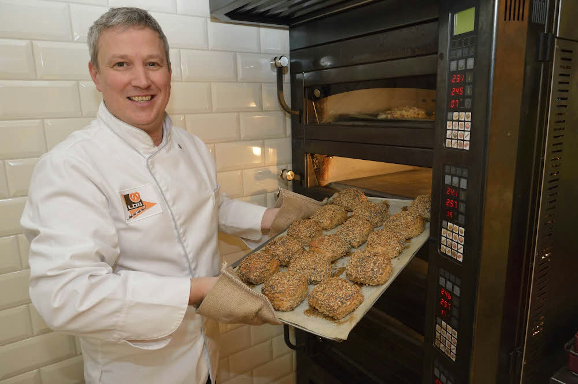 Wie jeden Sonntag öffnet Bäckermeister Peter Lob auch an Heiligabend für einige Stunden sein Geschäft.