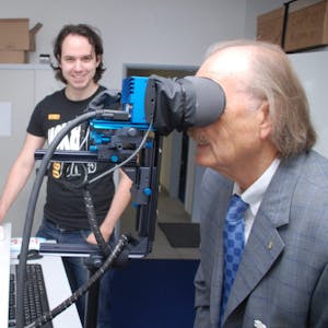 Seine Pupillenreflexe lässt SPD-Politiker Klaus Lennartz von Systemingenieur Thomas Hosten an dem Prototypen testen.