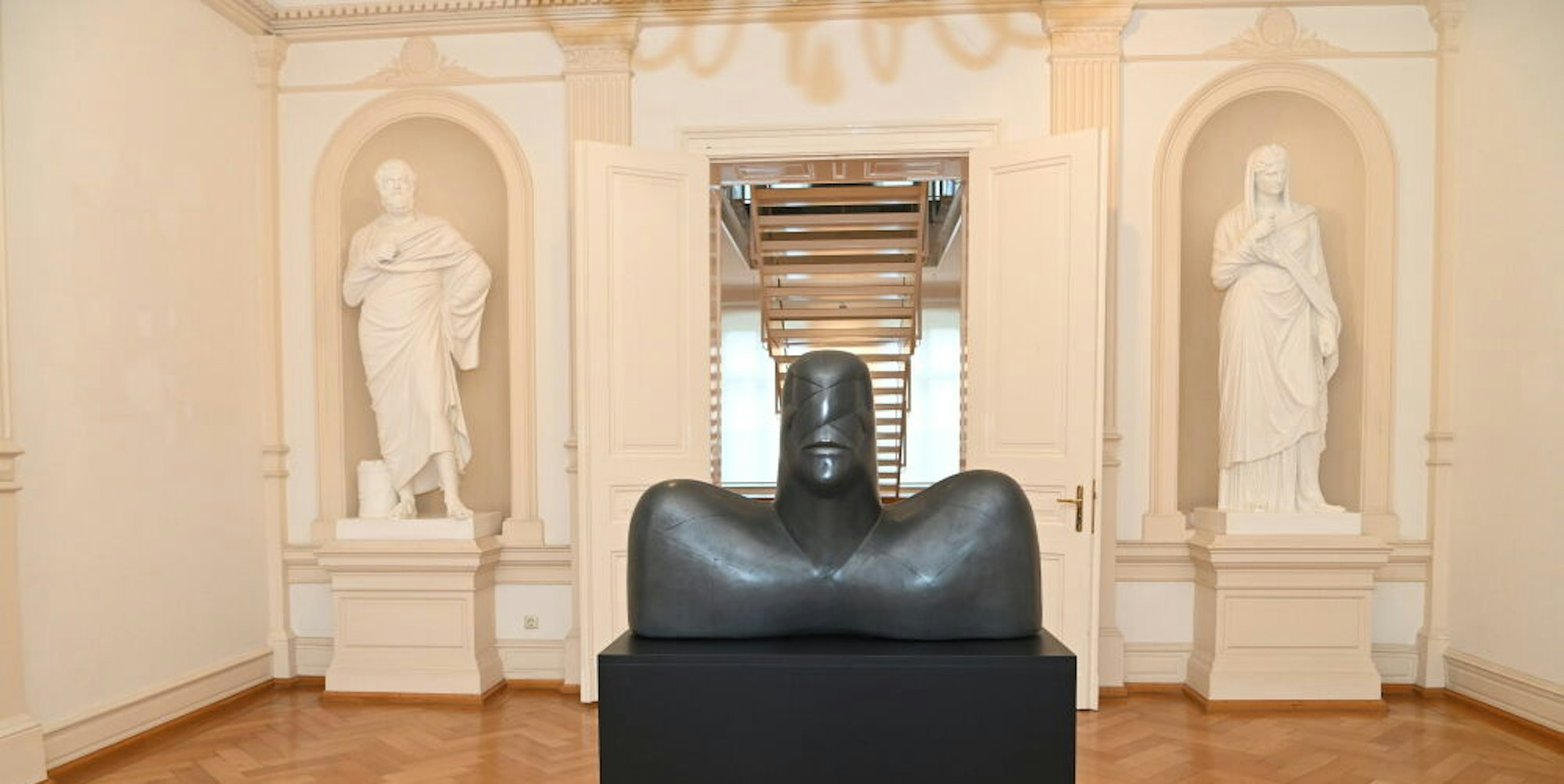 Spannende Skulptur: „Der Wächter“ von Hede Bühl kann mit der Lupenfunktion bis ins Detail betrachtet werden.