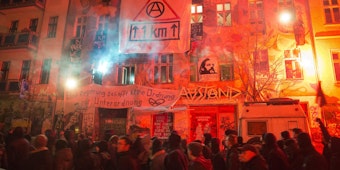 Feuerwerkskörper werden bei einer Demonstration linker Gruppen am 06.02.2016 in Berlin in der Rigaer Straße gezündet.