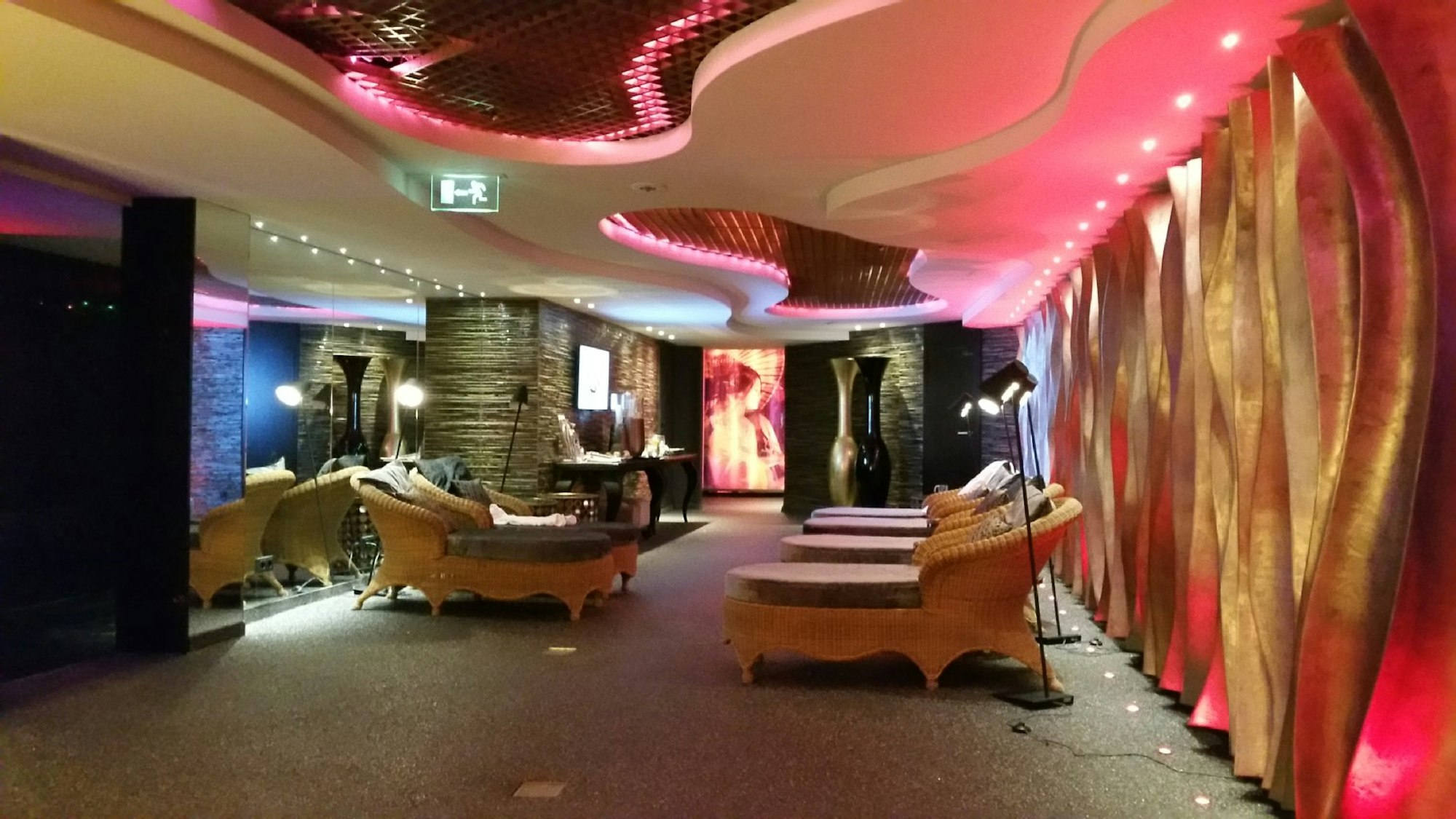 Diskrete Atmosphäre und opulentes Design: der Health Club im Hotel Savoy in Köln.