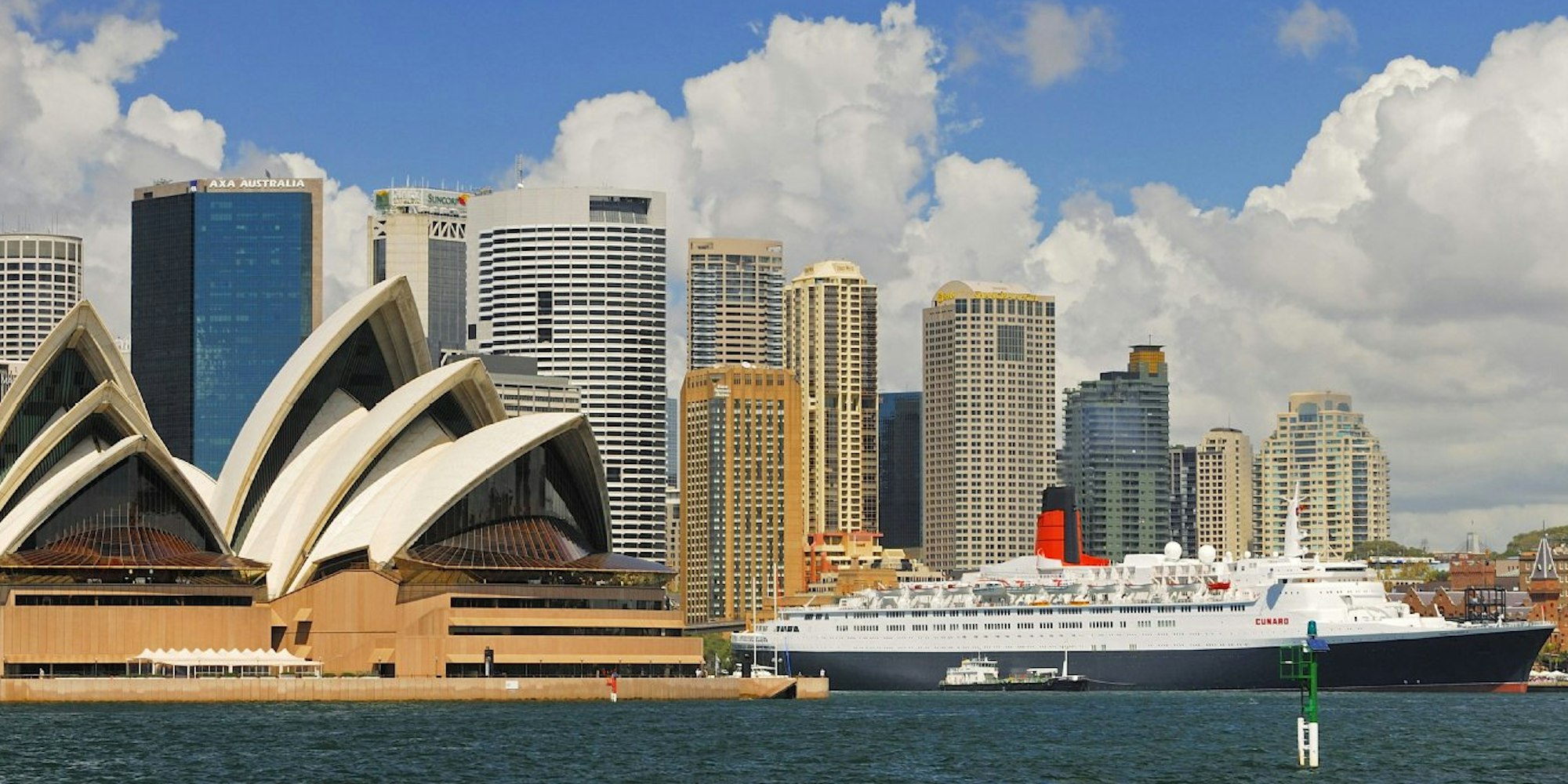 Der Luxusliner Queen Elizabeth 2 fährt durch den Hafen von Sydney. Links das Opernhaus.