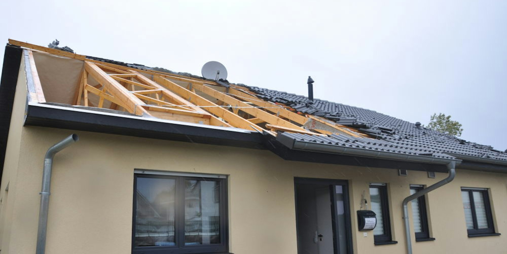Teile des Hausdaches wurden vom Sturm abgedeckt.