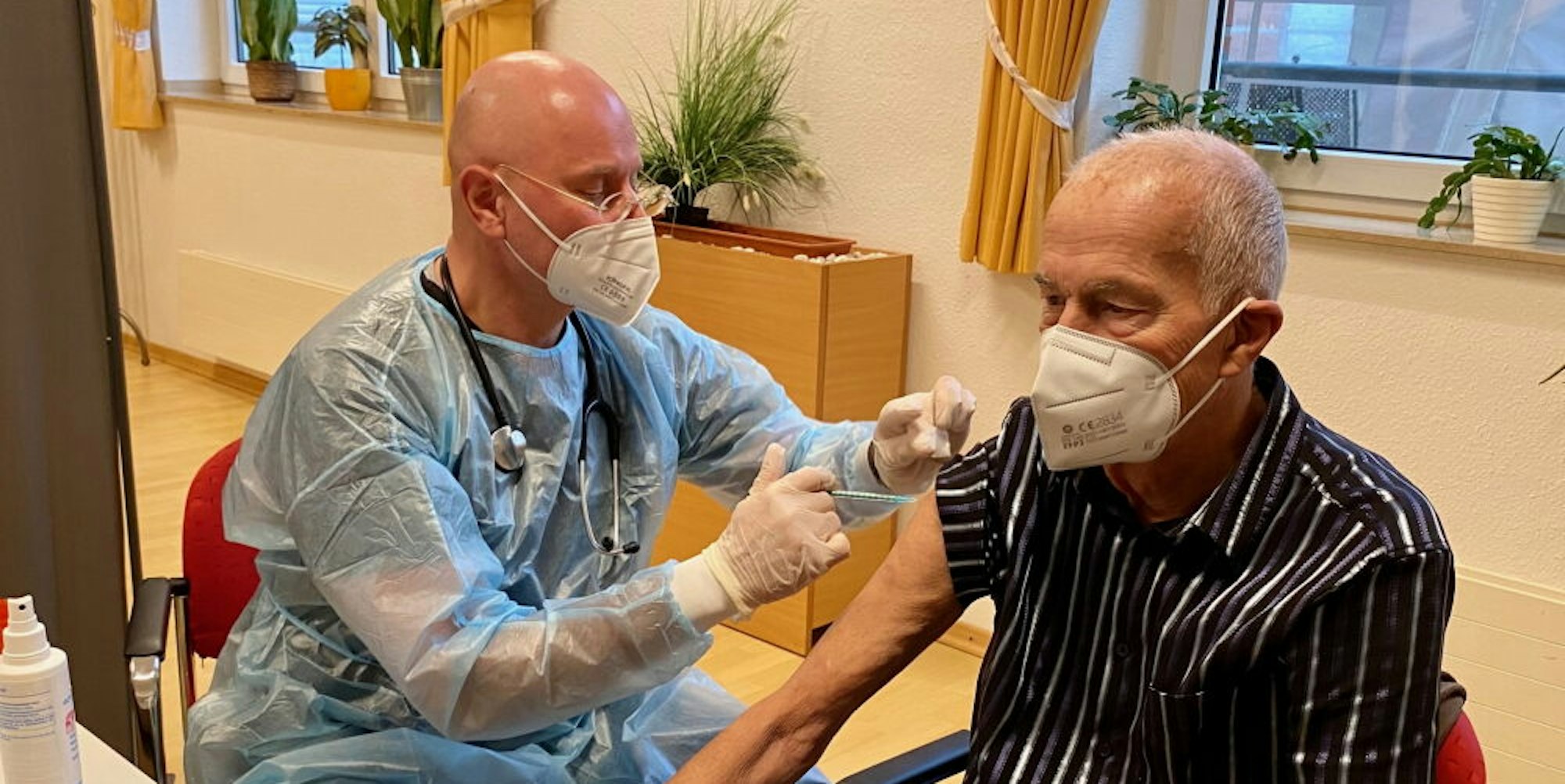 Edgar Dettmann (82) ließ sich im DRK-Altenheim in Bergheim von Dr. Guido Seegmüller gegen das Coronavirus impfen.