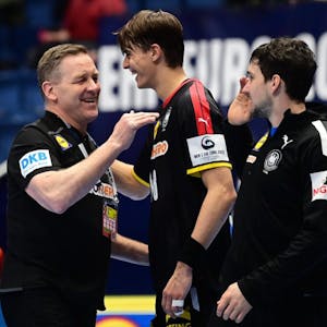 Nationalspieler Julian Köster (M.) zusammen mit Bundestrainer Alfred Gislason und der deutschen Handball-Nationalmannschaft. 