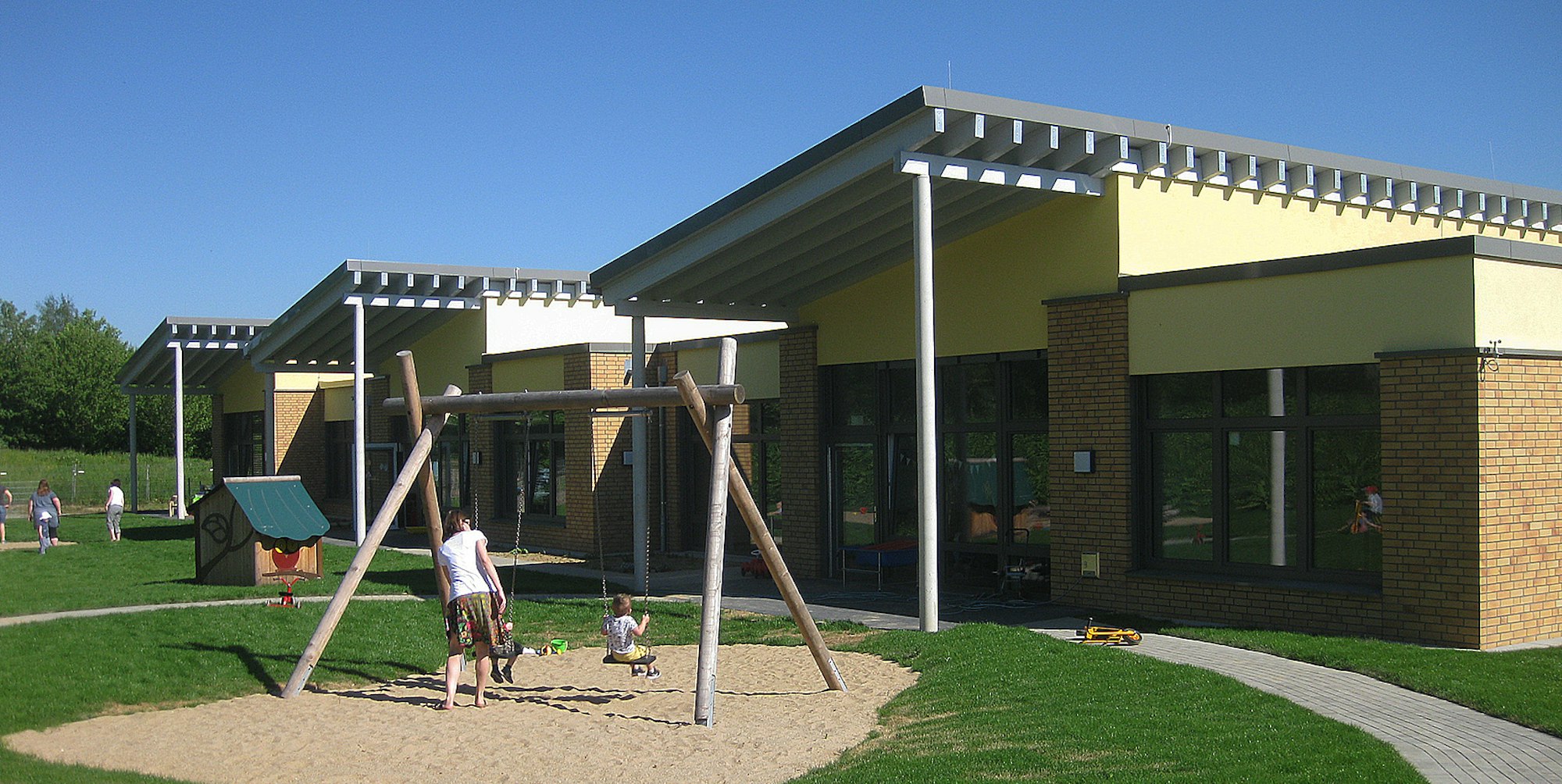 So wie hier in Jüchen könnte der neue Kindergarten in Schmidtheim aussehen. Markantes Kennzeichen sind die Pultdächer über den Gruppenräumen.