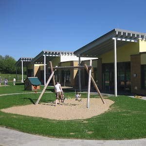 So wie hier in Jüchen könnte der neue Kindergarten in Schmidtheim aussehen. Markantes Kennzeichen sind die Pultdächer über den Gruppenräumen.