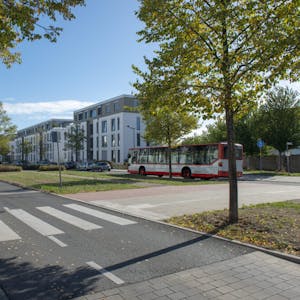 Auf dem breiten Mittelstreifen der Straße Unter Linden in Widdersdorf soll die Bahn fahren.