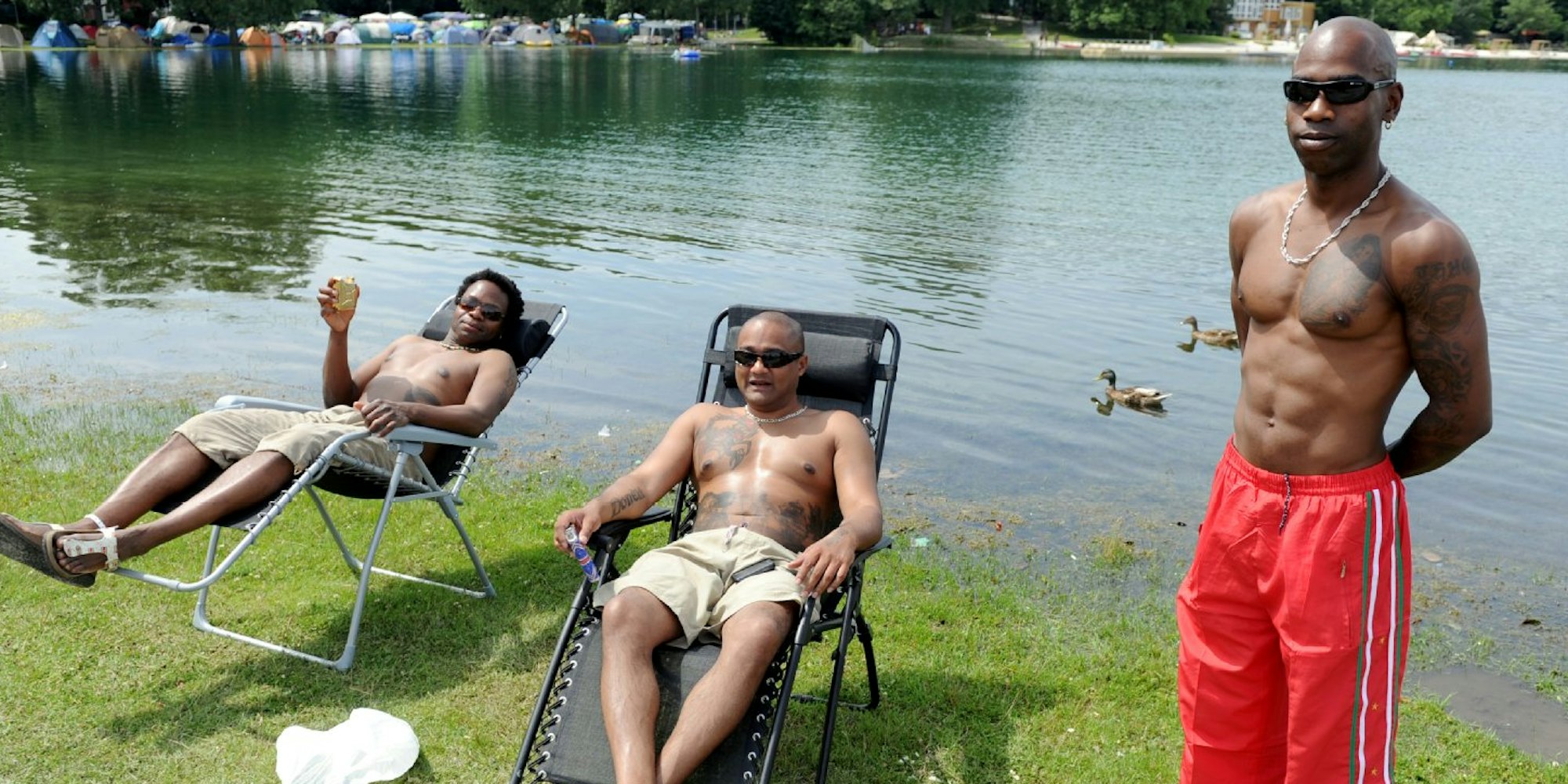 Die Niederländer Galdon, Ashwin und Jeffrey nehmen ein Sonnenbad. Im Fühlinger See würden sie niemals schwimmen. Sie haben Klappräder dabei und machen bald einen Ausflug ins Aqualand.