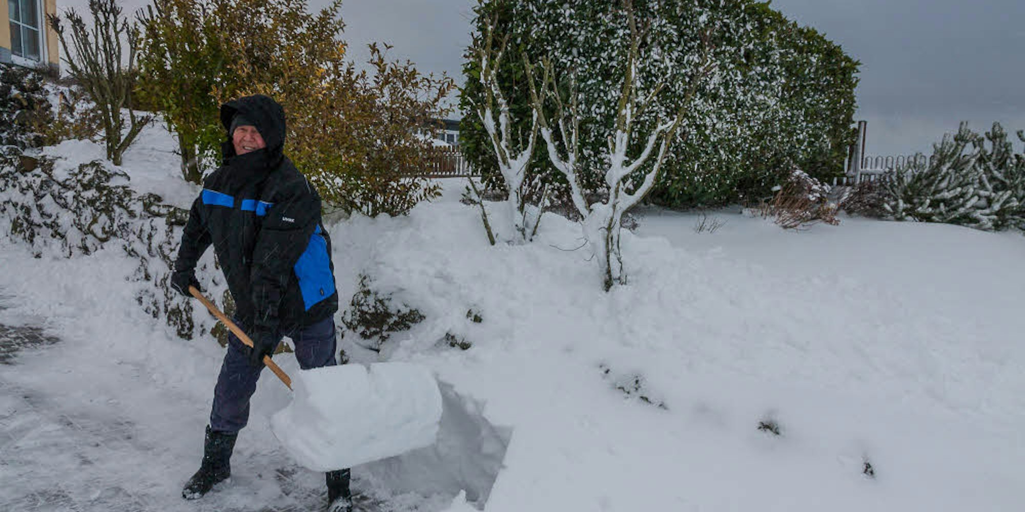 Rund ein halber Meter Schnee lag in der Einfahrt von Ingo Puzalowski in Blankenheim.