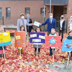 Mit selbst gebastelten Plakaten stellten die Kinder die Projekte zum Thema Umwelt- und Klimaschutz vor.