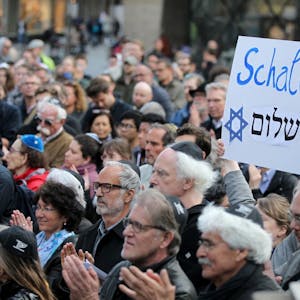 Auch in der Vergangenheit zeigten sich nach antisemitischen Angriffen viele Menschen solidarisch mit den in Köln lebenden Juden. Unser Bild zeigt eine Kundgebung im April 2018.