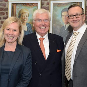 Bürgermeisterin von Frechen Susanne Stupp mit Johannes Ruland im November bei der Verleihung vom Bundesverdienstkreuz für Ruland in alt St. Ulrich.