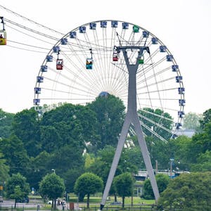 Das Riesenrad stand erst am Schokoladenmuseum, nun ist es vor dem Zoo aufgebaut.