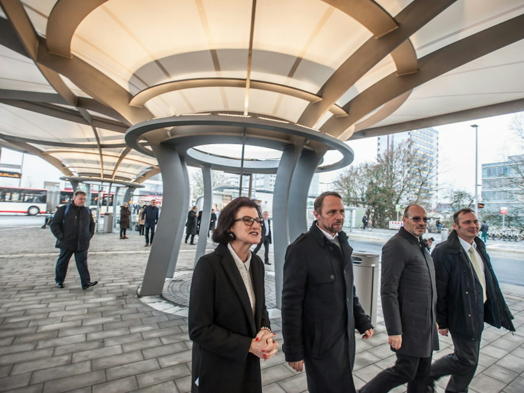 Regierungspräsidentin Gisela Walsken, OB Uwe Richrath, Wupsi-Chef Marc Kretkowski und Holger Fritsch vom Nahverkehr Rheinland (von links) freuen sich über den Neubau.