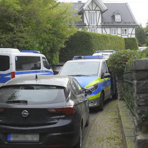 Ein Großaufgebot von Polizei rückte am frühen Donnerstagmorgen im Gummersbacher Stadtteil Windhagen an.