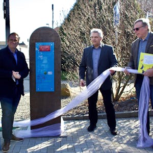 Bürgermeister Sascha Solbach, Ortsbürgermeister Achim Renner und Manfred Hausmann, Kommunalbetreuer der Westenergie, weihten den neuen Bücherschrank in Kirchtroisdorf ein.