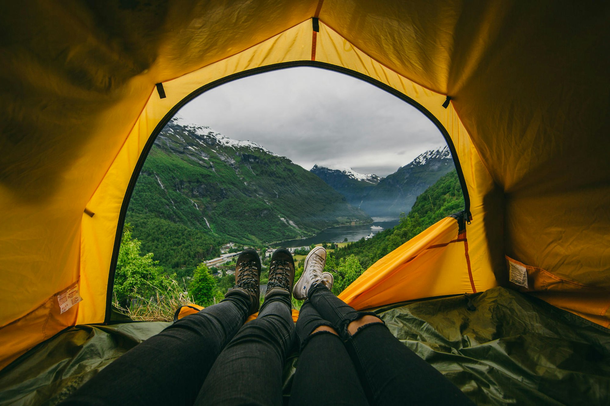 Blick aus Zelt in norwegische Wildnis