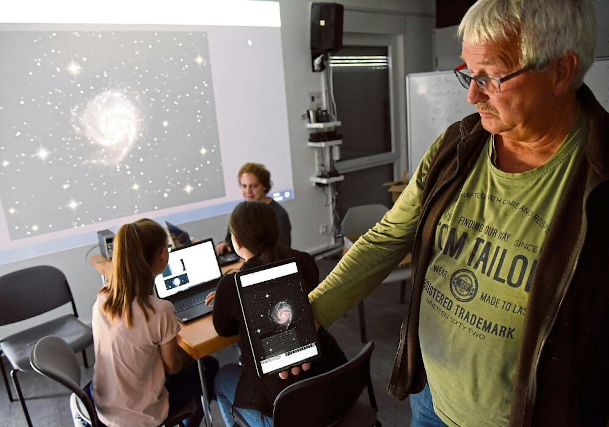 Die Jugend forscht mit: Ralf Schmidt zeigt das Foto eines weit entfernten Himmelskörpers (Mitte).