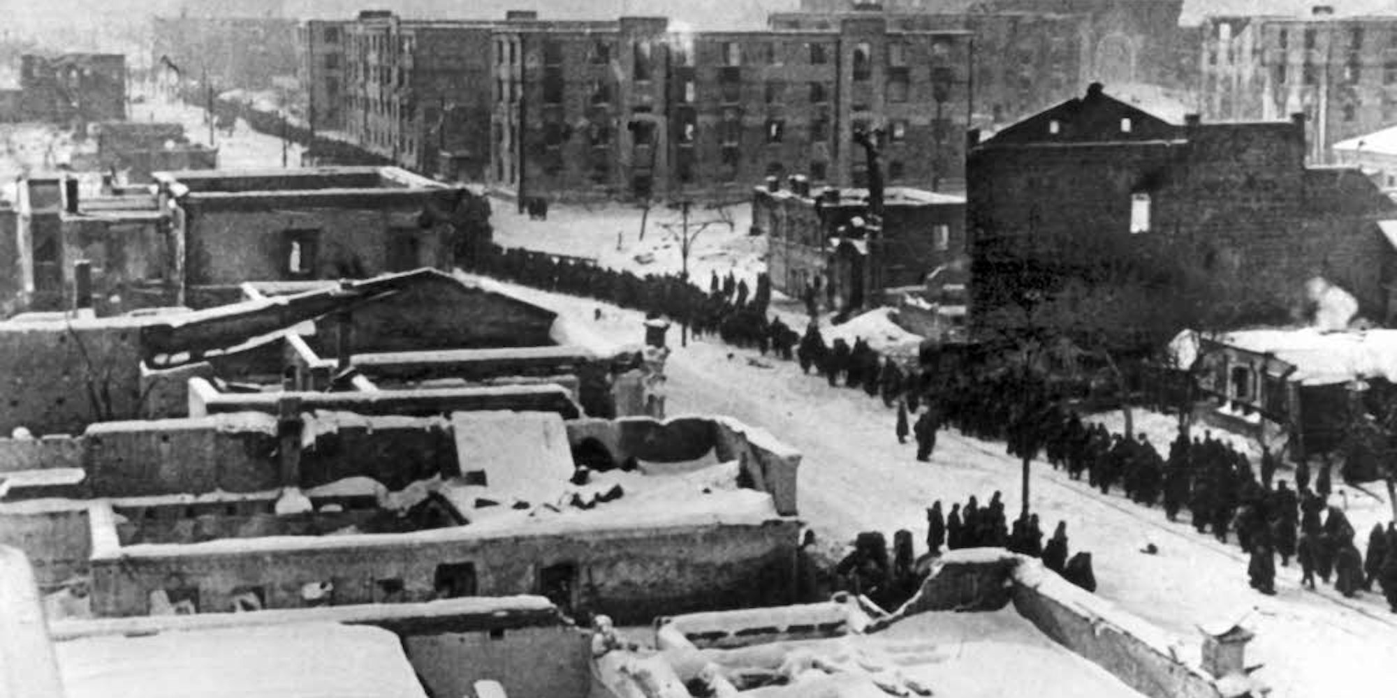 Deutsche Soldaten marschieren nach der Kapitulation 1943 in Stalingrad in die Gefangenschaft.