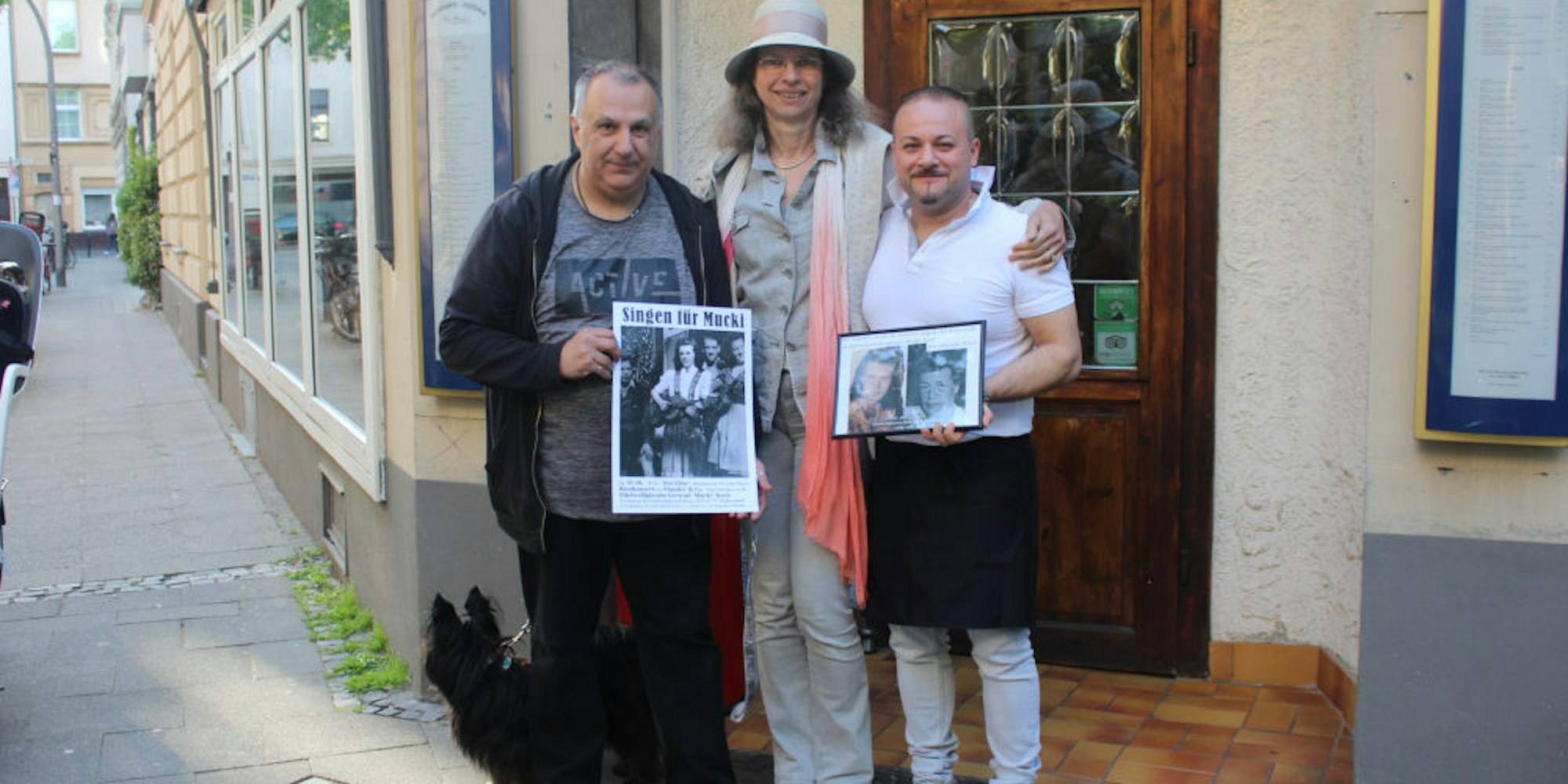 Stathis „Filos“ Tseliopoulos, Musikerin Anne-Sybill Meindel und Salvatore Morinello (v.l.) haben schon im vergangenen Jahr ein Gedenk-Konzert für Mucki Koch veranstaltet.
