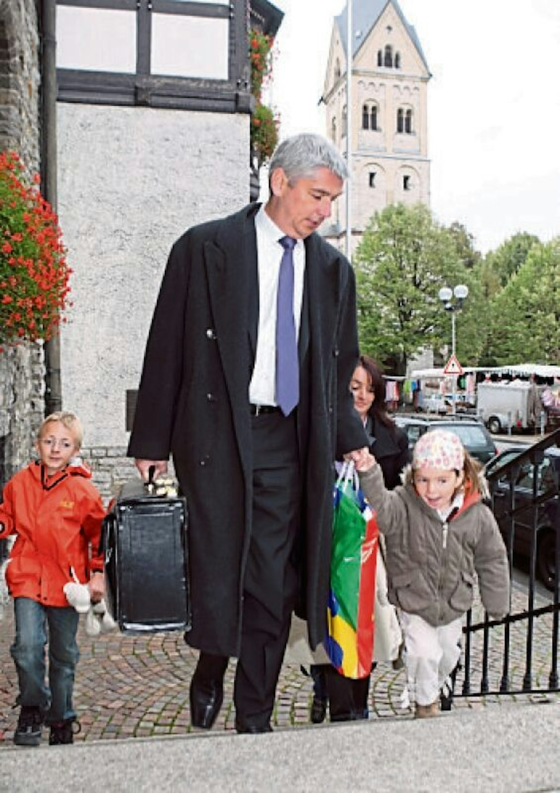 2009: Erster Einzug ins Gladbacher Rathaus. Die Kinder helfen beim Koffertragen.