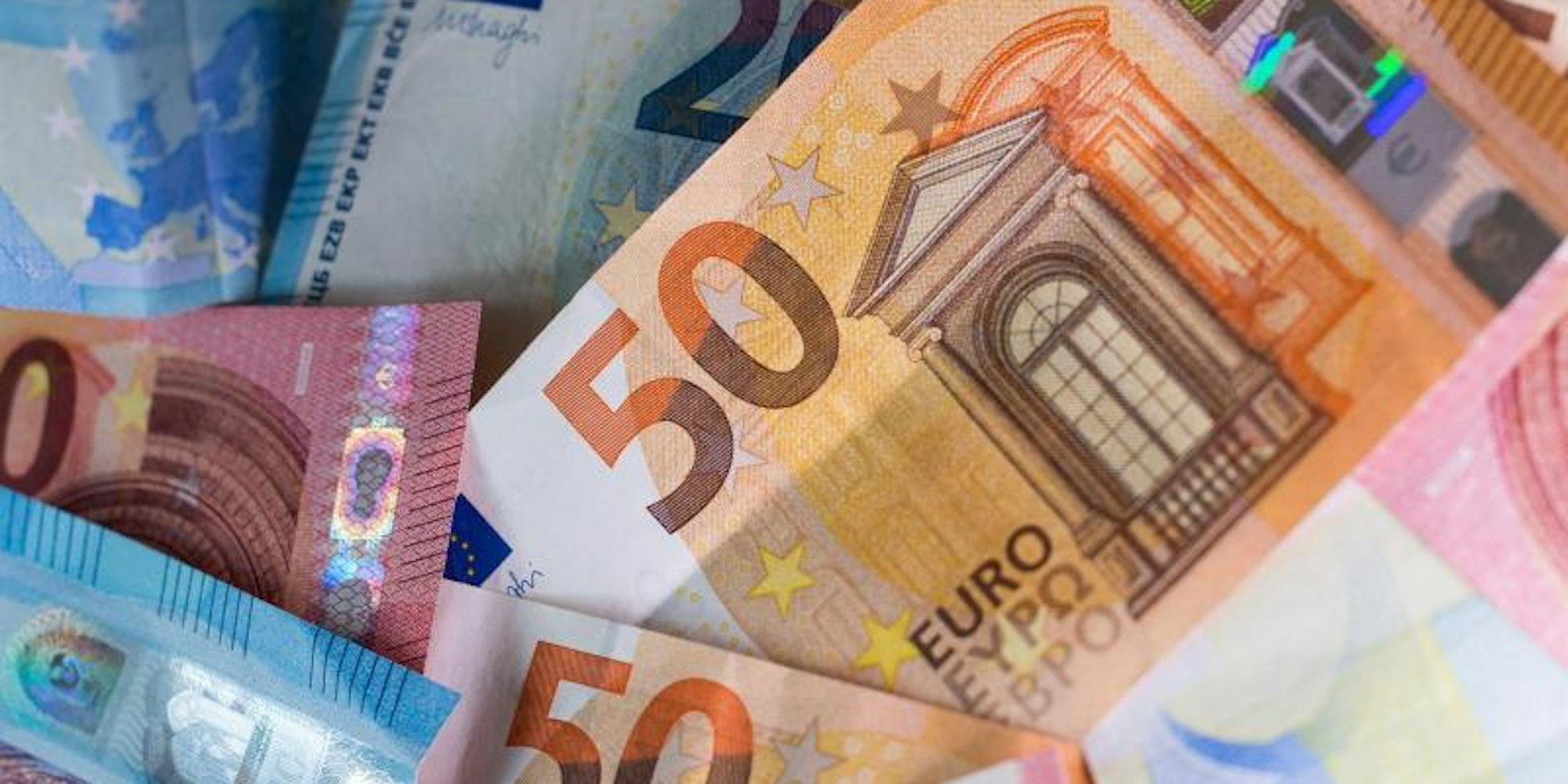 Im vierten Quartal 2019 hatten die Privathaushalte 2.590 Milliarden Euro (3. Quartal rund 2542 Mrd.) als Bargeld oder Bankeinlagen auf der hohen Kante.