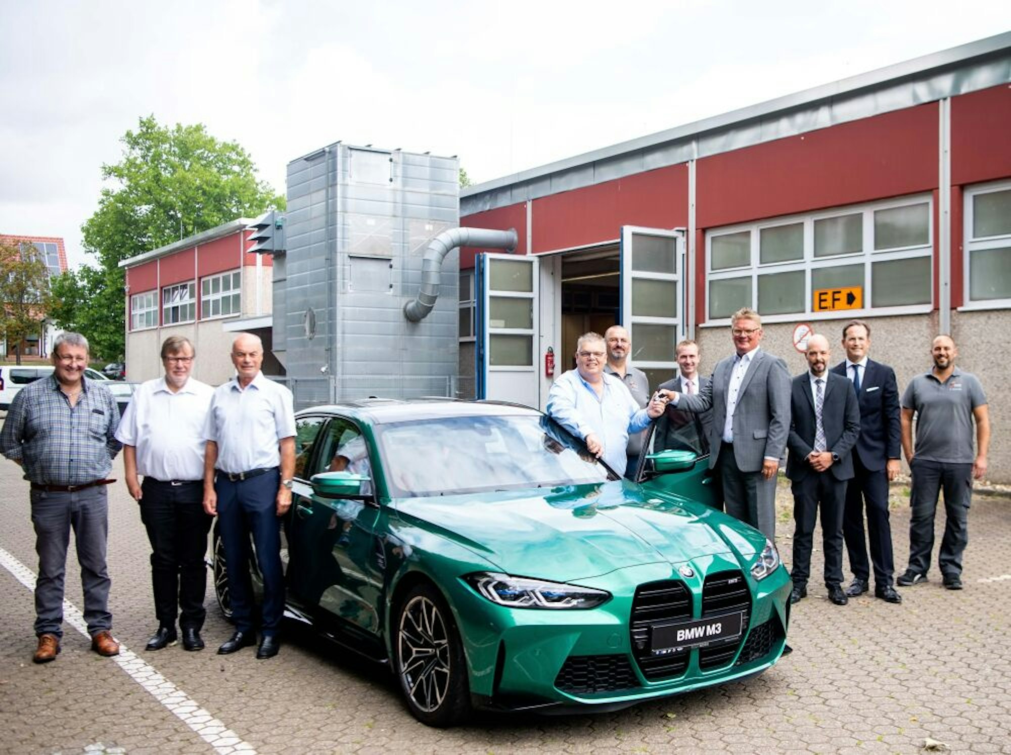Die Kfz-Azubis im Berufsbildungszentrum in Euenheim werden künftig an einem nigelnagelneuen BMW M3 schrauben.