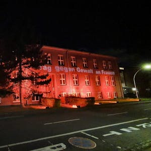 Neben dem Wesselinger Standort leuchteten auch Gebäude in Lülsdorf als Zeichen gegen Gewalt an Frauen orange.