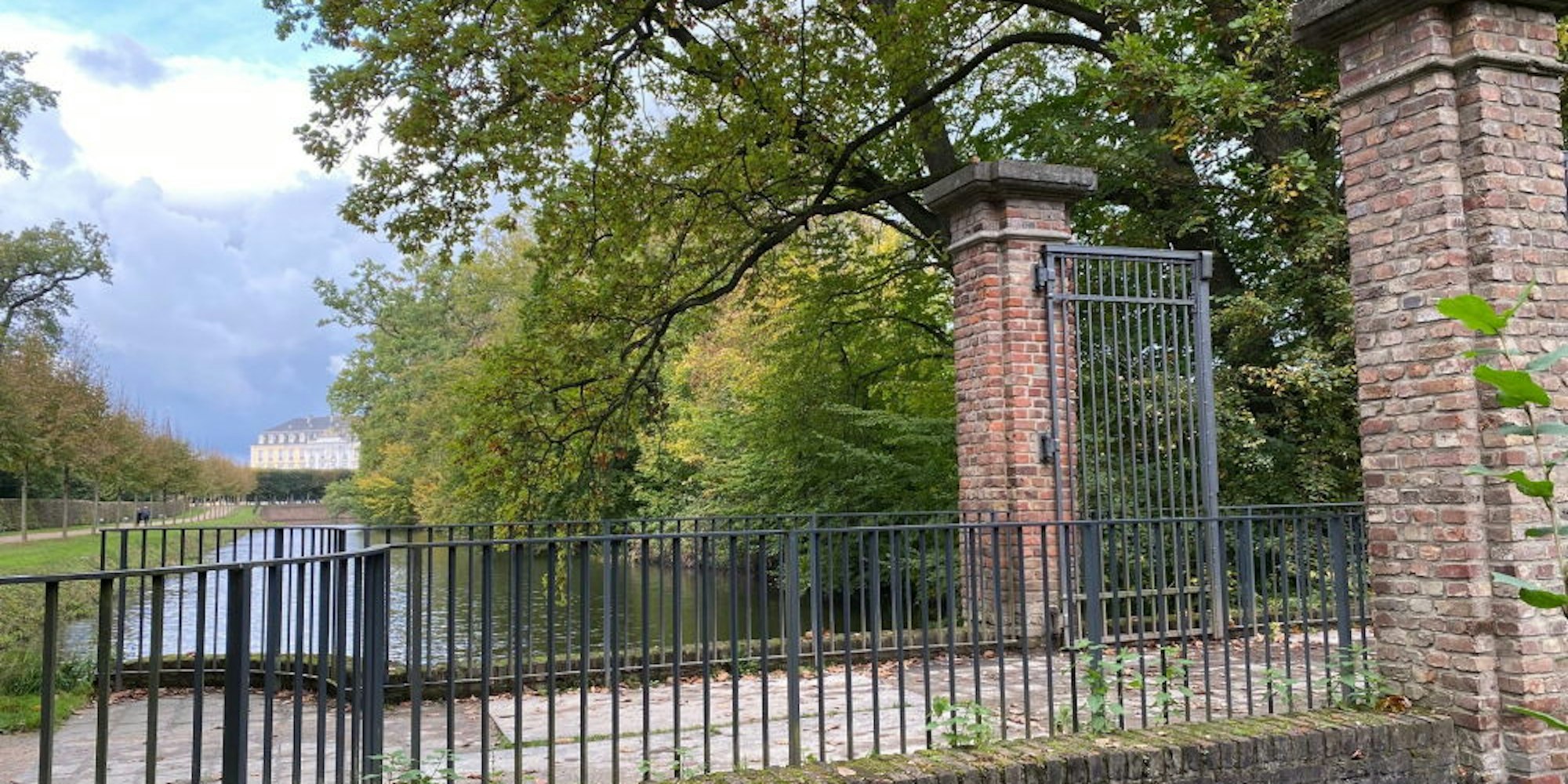 Auch der Weg zwischen der Eselsbrücke und dem alten Gartenmeisterhaus wird saniert.